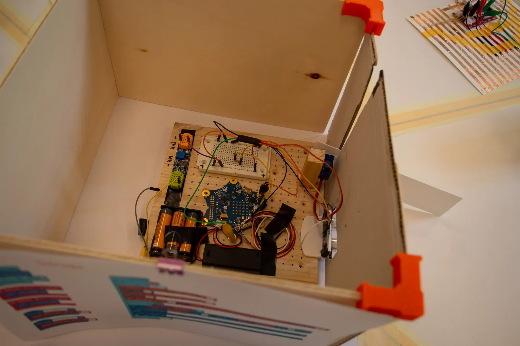 Geöffnetes Schrankengehäuse mit Calliope Mini, Breadboard und Batteriehalter