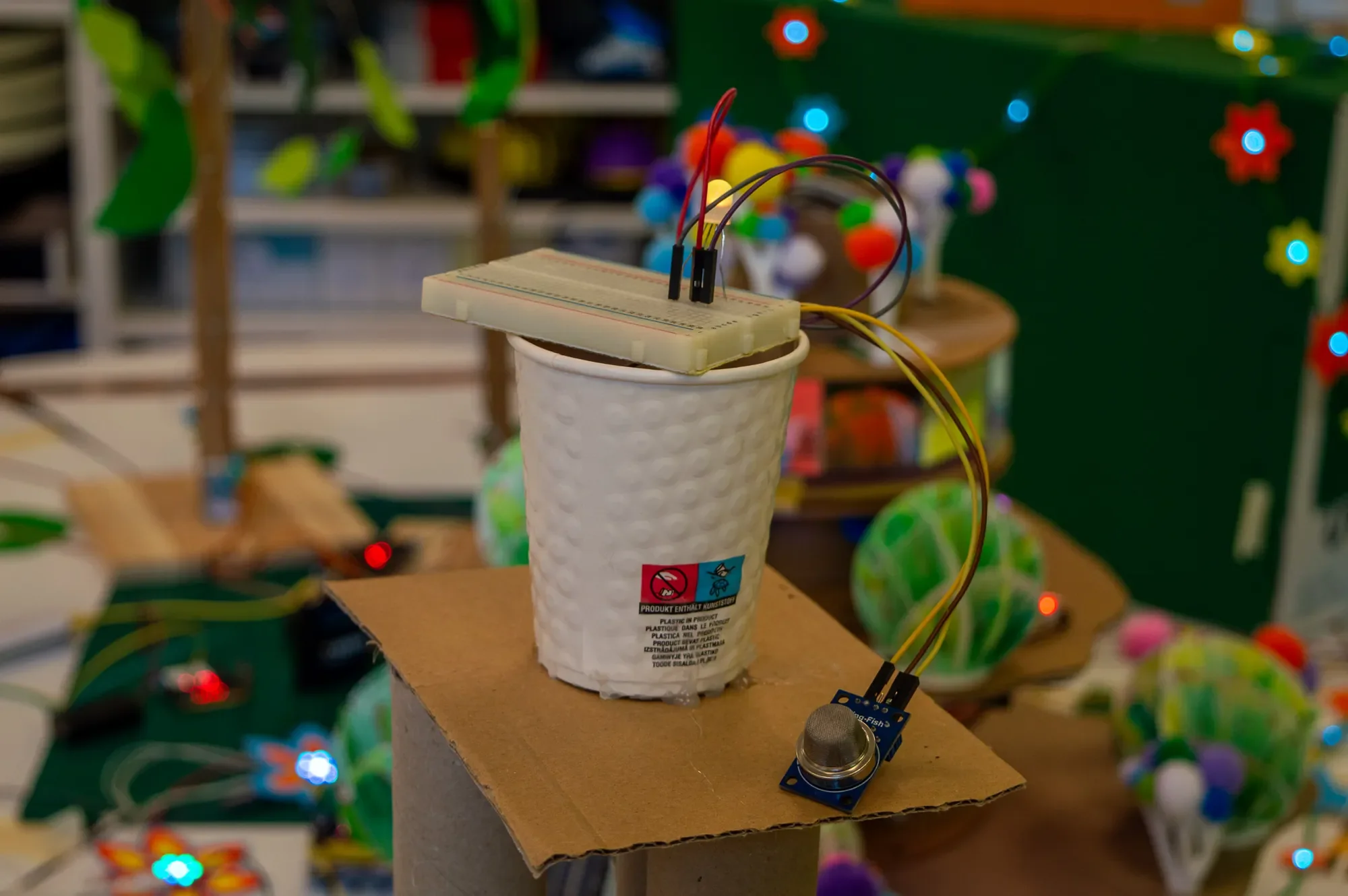 Selbst gebaute Luftmessstation mit Sensor, Breadboard und Kabeln
