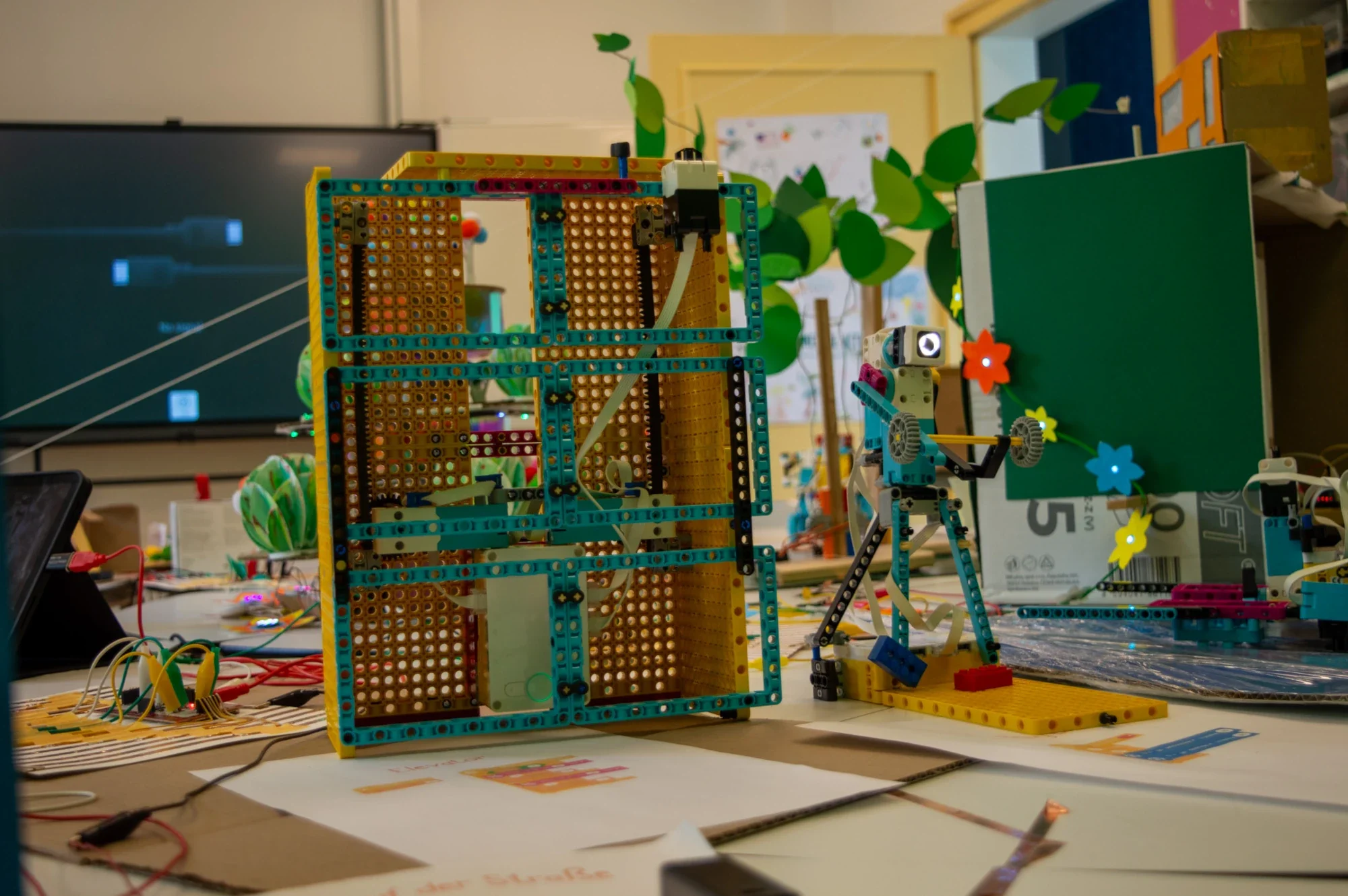 Aufzugmodell aus Lego-Technik-Elementen mit Motor und Sensorsteuerung